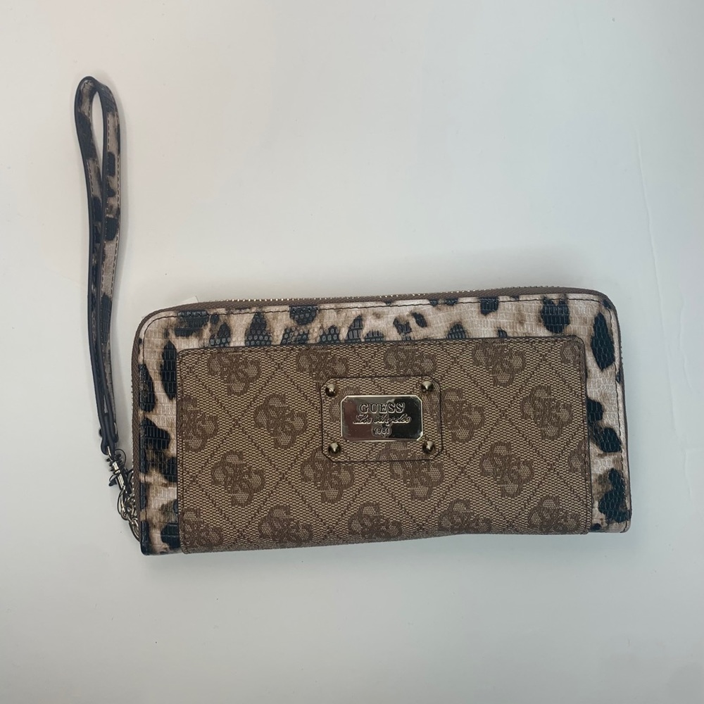 NWOT Guess Wallet